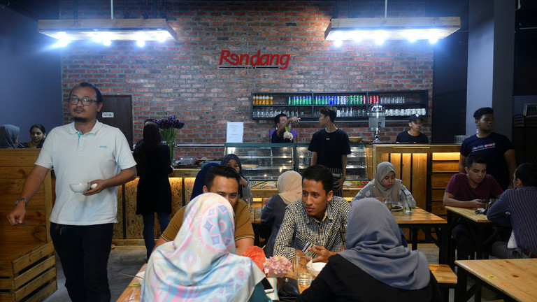 Pejabat Malaysia Menyamar Sebagai Pelayan untuk Menangkap Muslim yang Tidak Puasa Ramadhan